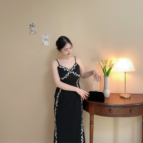遇见自制大码黑色显瘦吊带裙