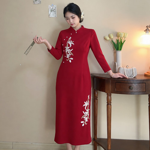 胖妹妹新中式红色刺绣订婚旗袍