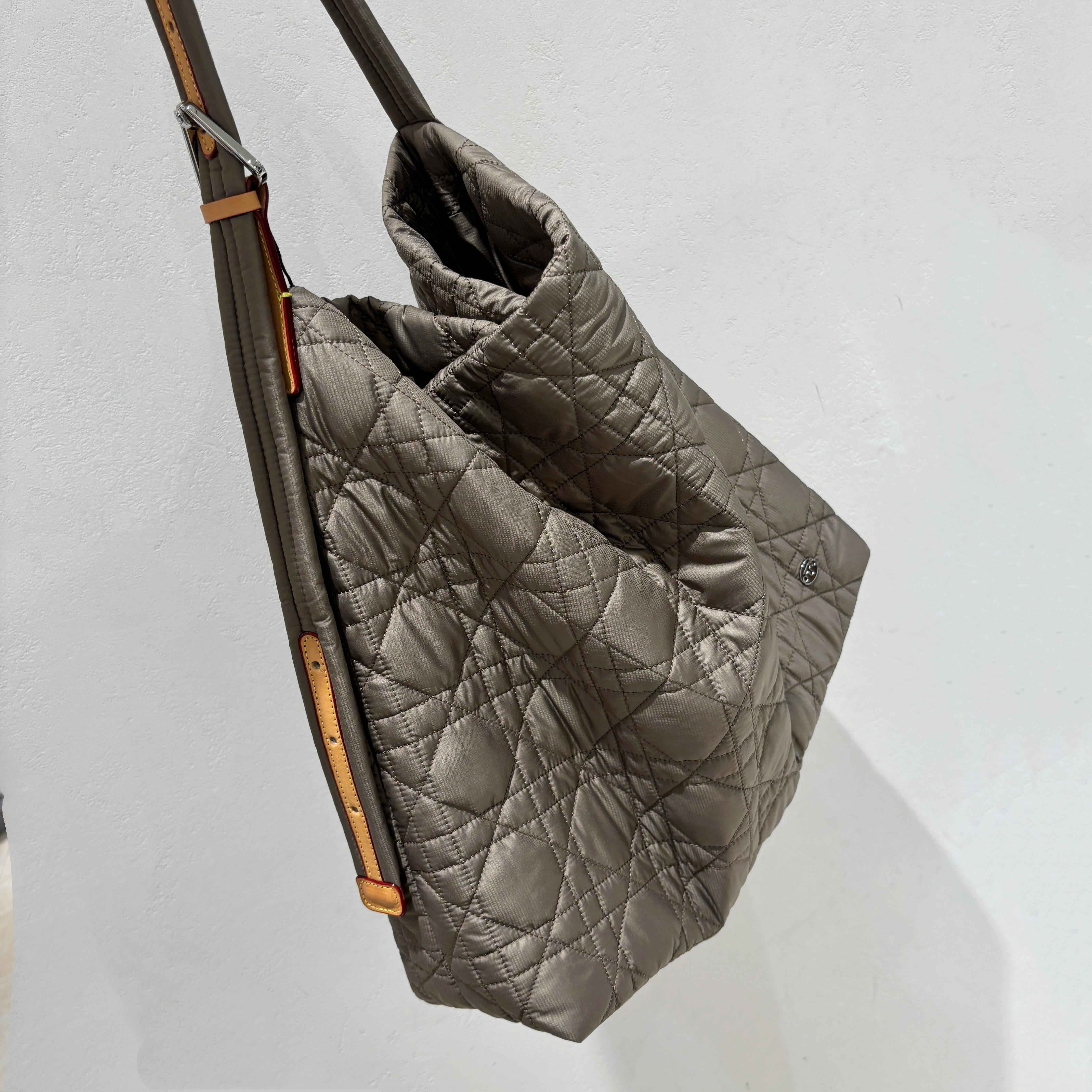 超密阳离子格大容量轻便托特包轻奢小众菱格斜挎包通勤包水桶大包