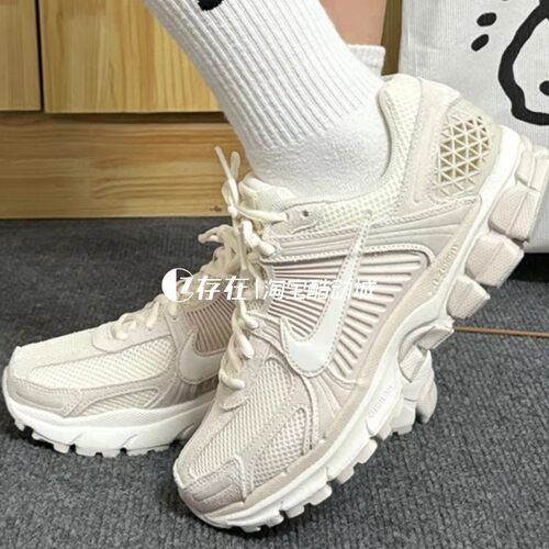 舒适轻盈低帮米白色儿童跑步鞋