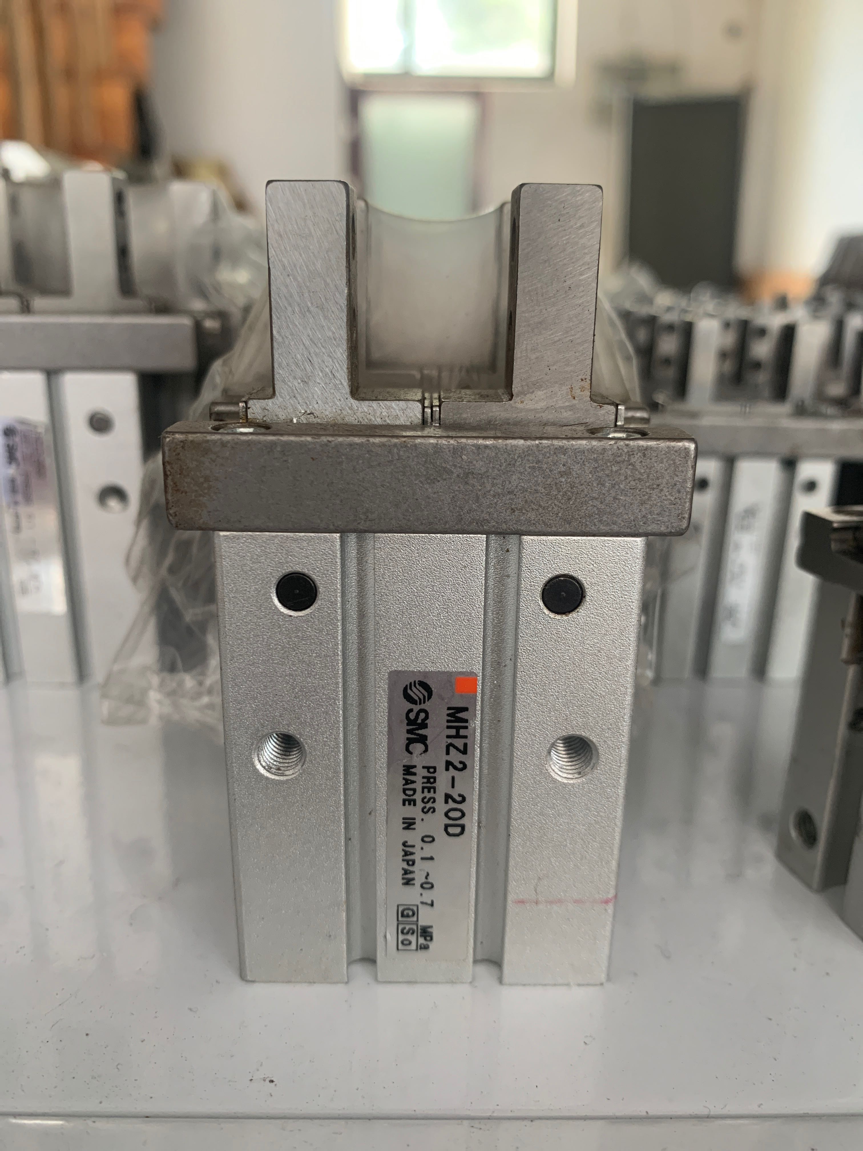 SMC MHZ2-20D 手指气缸 原装正品 9新拆机