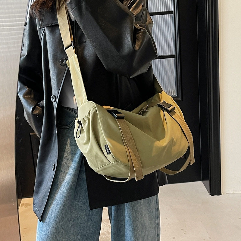 日系轻便大容量帆布斜挎女包
