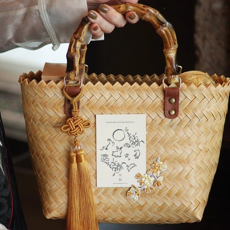 中秋节月饼礼盒包装盒蛋黄酥冰皮广式流心月饼教师节伴手礼手提篮