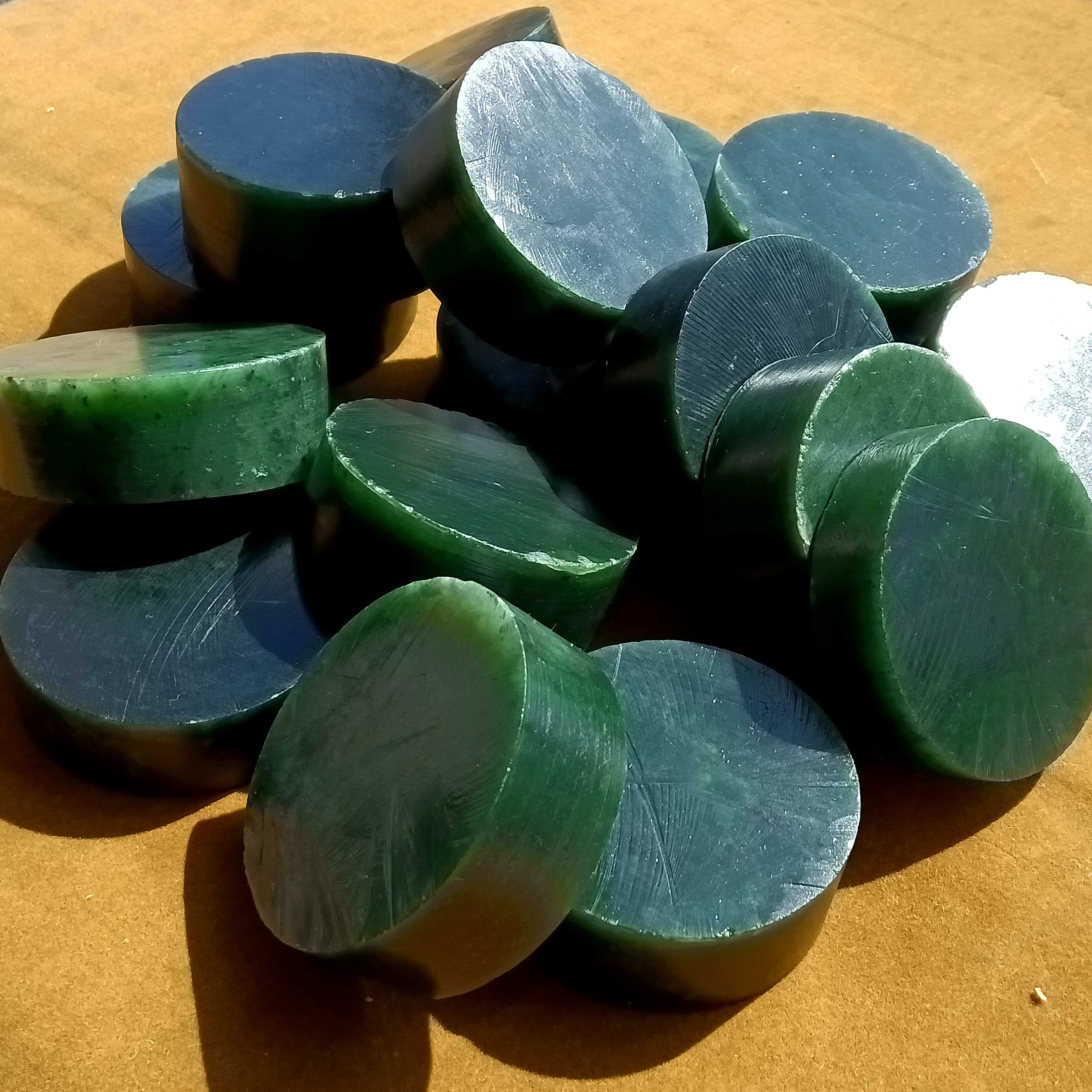 天然碧玉镯芯俄碧菠菜绿阳绿老熟可雕挂件吊坠圆牌边角料碎玉石料