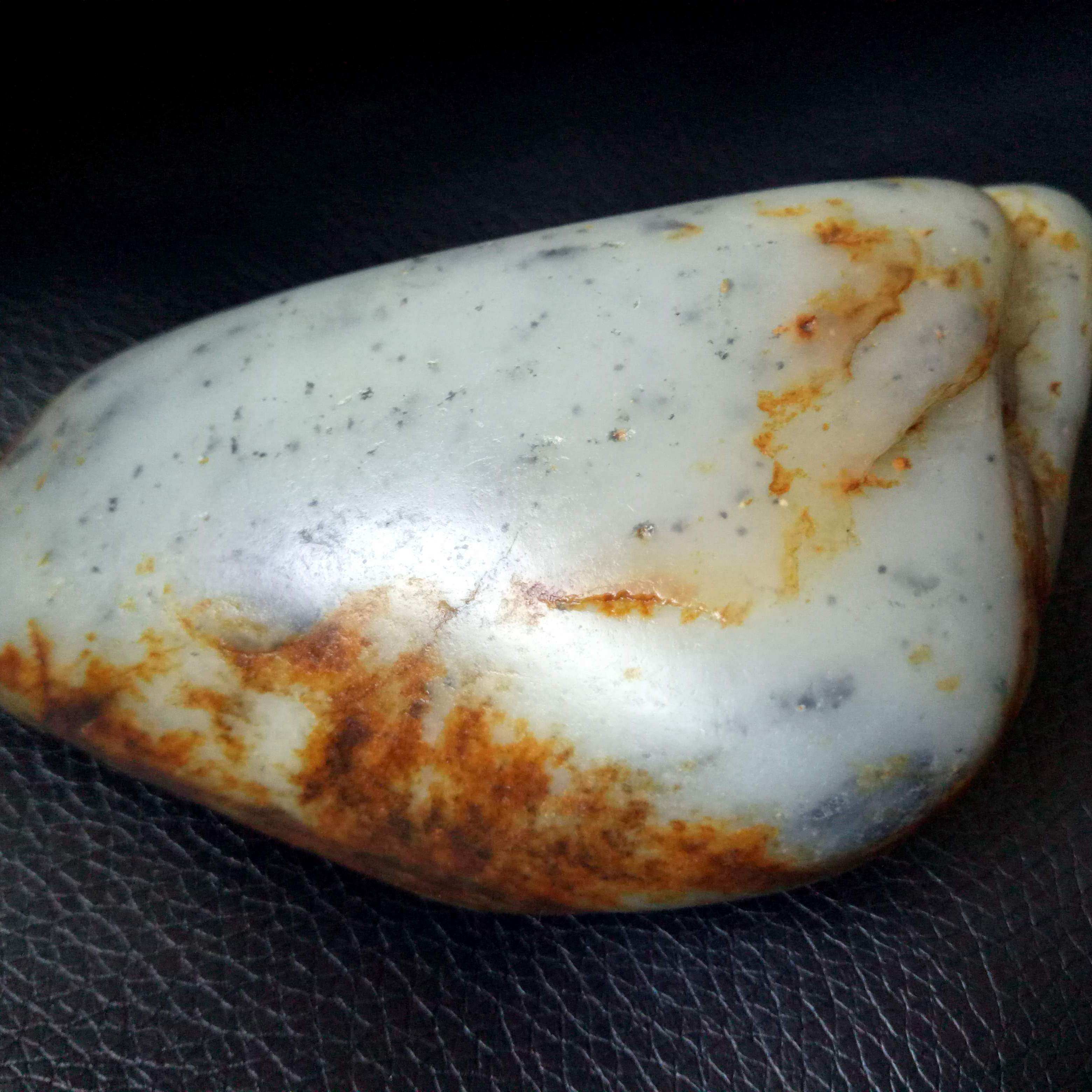 304g和田玉点墨白玉籽 真皮原石 牛角形青花点墨芝麻玉雕刻料