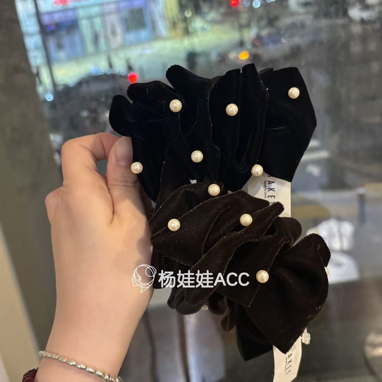 5110320韩国东大门Baket新款高级感褶皱珍珠丝绒香蕉夹发夹