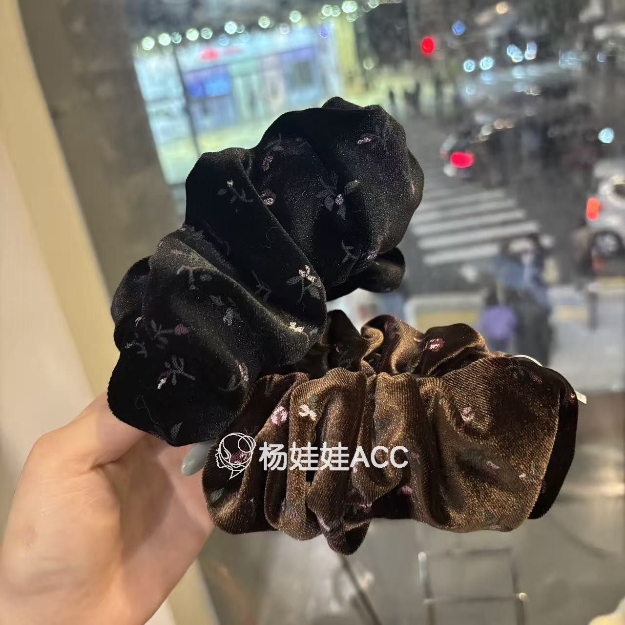 5103014韩国东大门Baket新款高级感丝绒碎褶皱花香蕉夹发夹