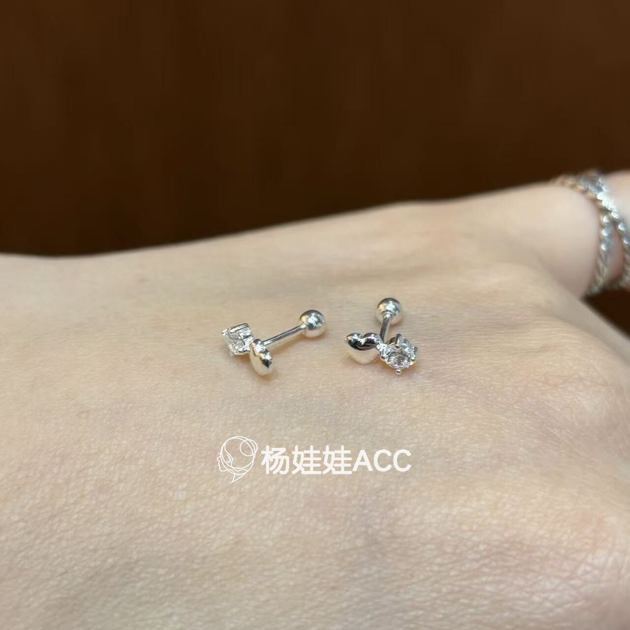 5121409韩国东大门momo通体纯银新款高级感精致轻奢爱心耳钉