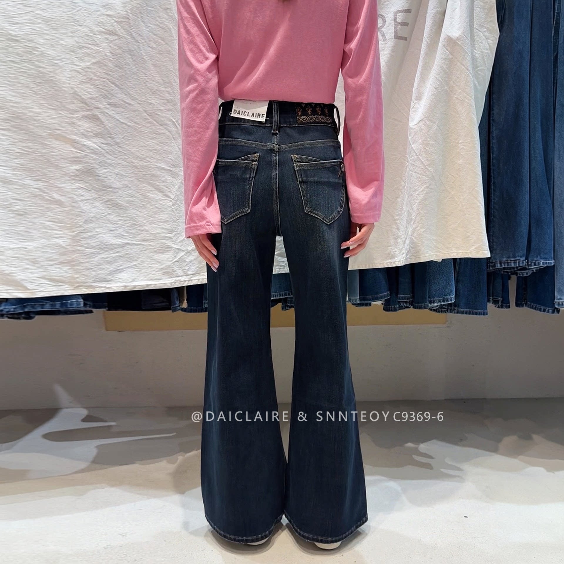 代嘉儿C9369-6直筒微喇牛仔裤女2026早秋喇叭裤黑金色高腰筒喇裤