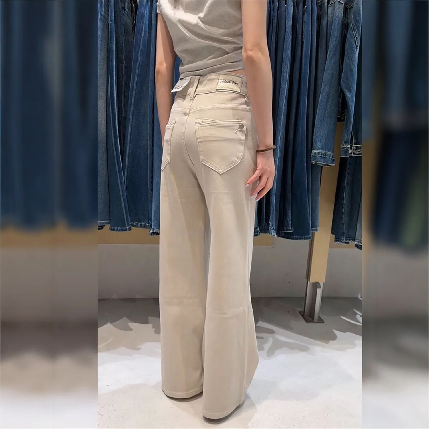 代嘉儿C9369-9奶茶色微喇牛仔裤女秋季喇叭裤显瘦高腰弹力拖地裤