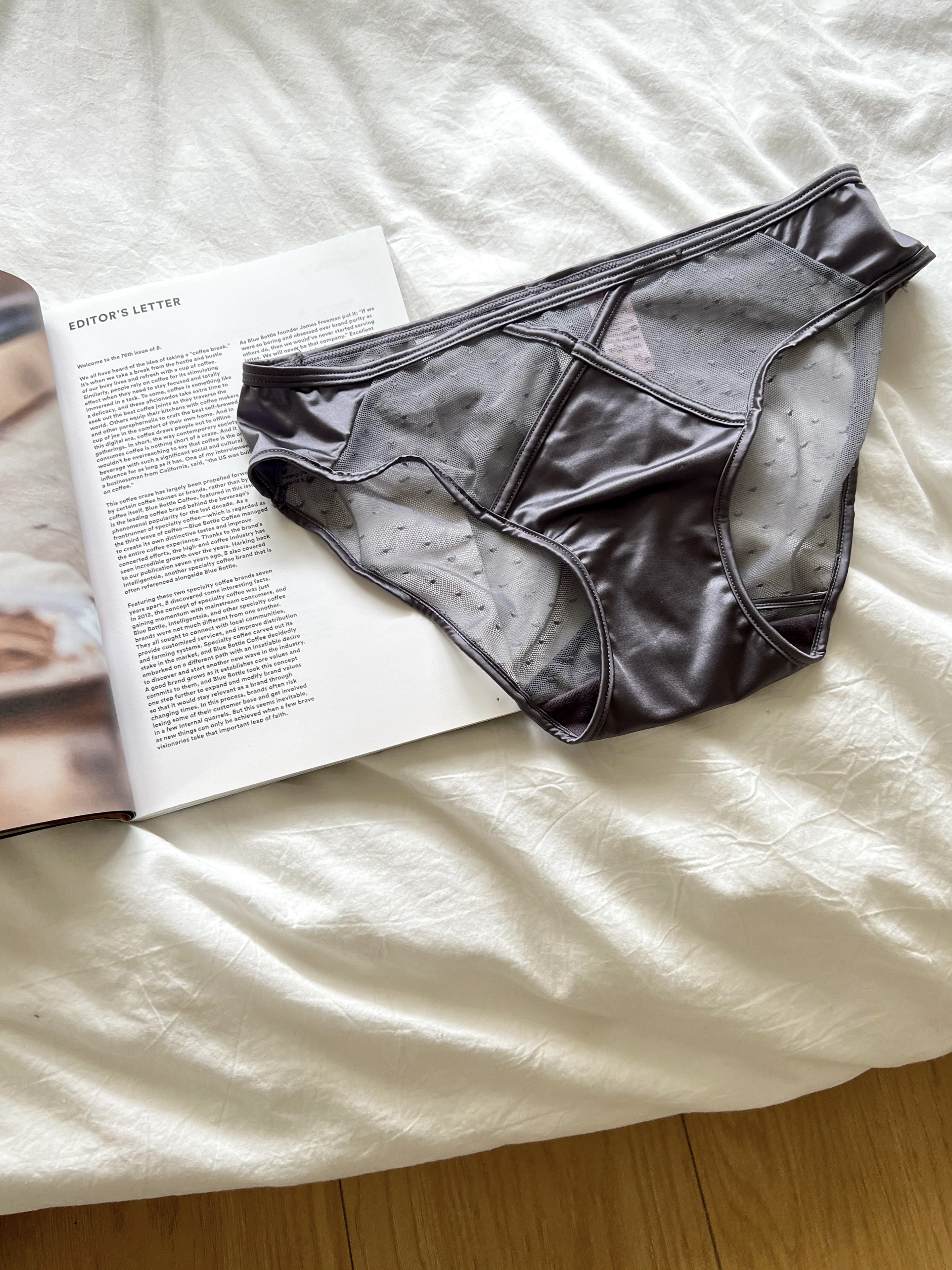 法式性感蕾丝后开叉缎面内裤