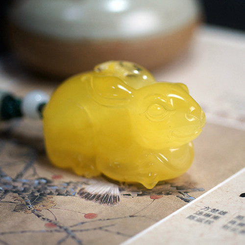 俄罗斯原矿雕刻鸡油黄瑞兽手把件