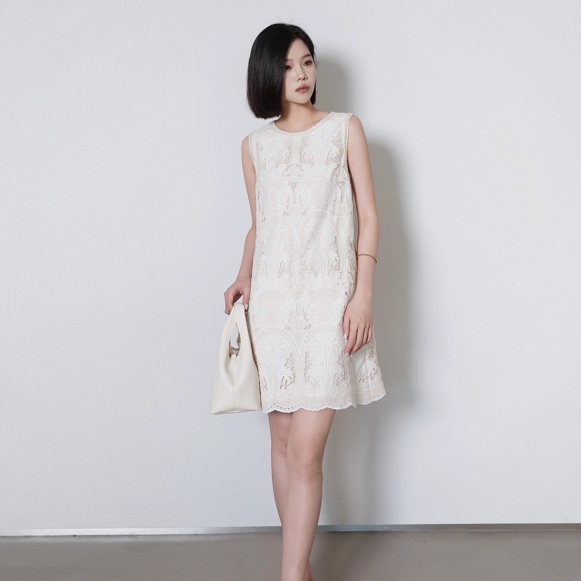 曼娅奴女装2025夏新款气质刺绣裙