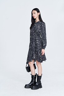 曼娅奴专柜2023年春装新款长裙女士碎花时尚连衣裙MN12DC033