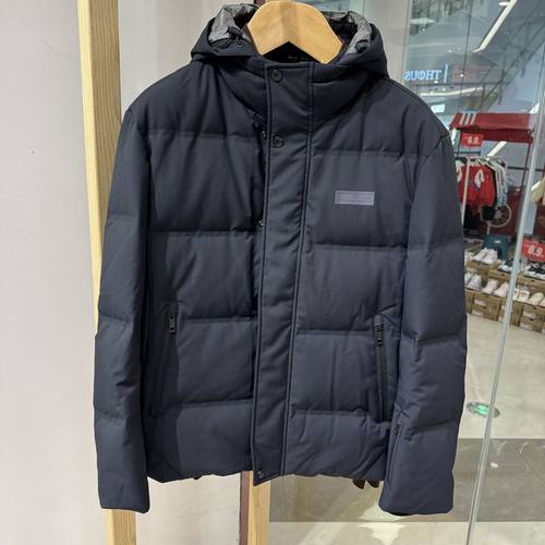 依文男士商务面包服鹅绒保暖连帽防雨雪藏蓝色羽绒服吊牌价4580元