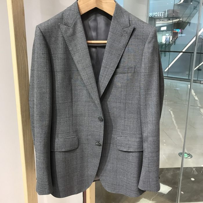 依文男士商务意大利维达莱羊毛戗驳领灰绿色西服西装吊牌价4980元