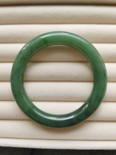 和田玉乌兰海猕猴桃碧玉手镯果绿色玉质温润细腻圈口55.9