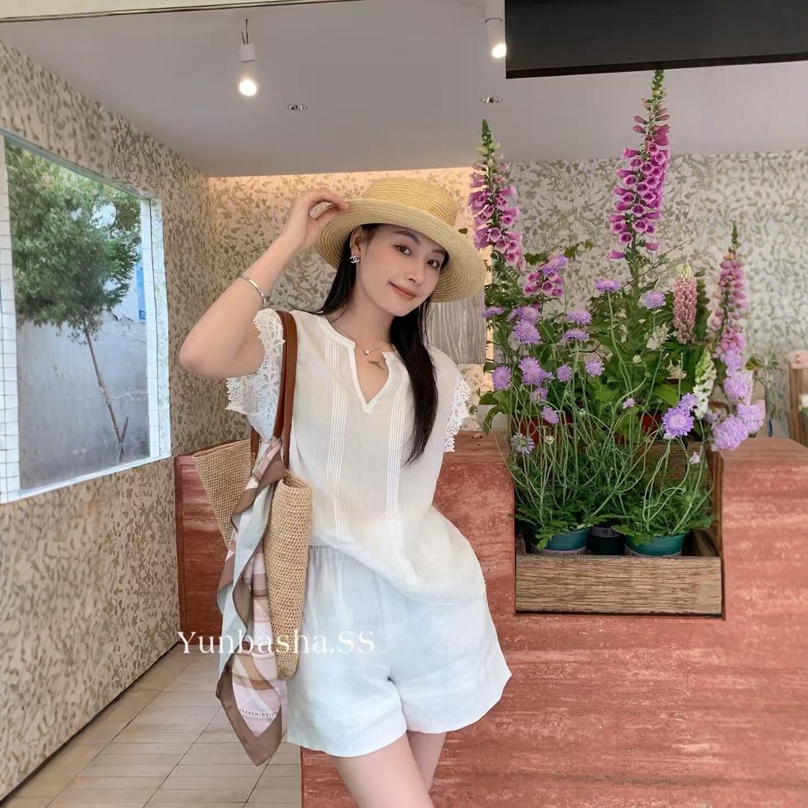 小V领蕾丝刺绣亚麻袖百搭衬衫