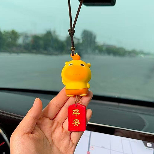 正版水豚噜噜可爱个性汽车内挂件车挂后视镜吊饰车载挂饰车饰创意