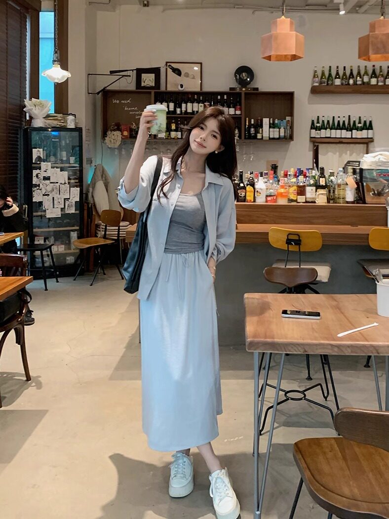 Woman wearing a light blue casual outfit in a cafe