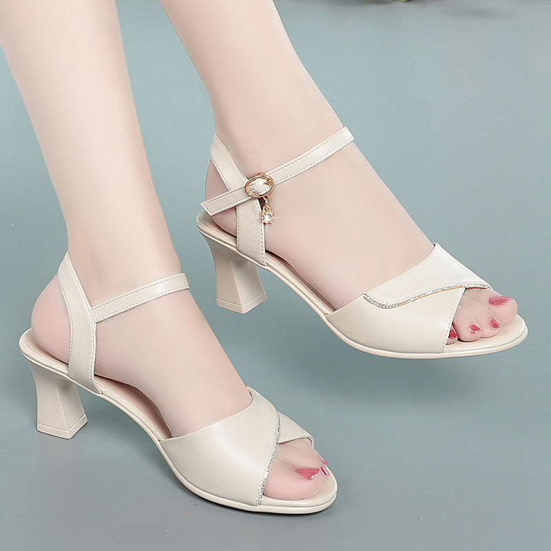 真皮新款女士软底一字扣中跟凉鞋