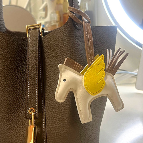 适用于爱马仕包包小飞马挂件公仔卡通PU皮钥匙扣挂饰高级感百搭
