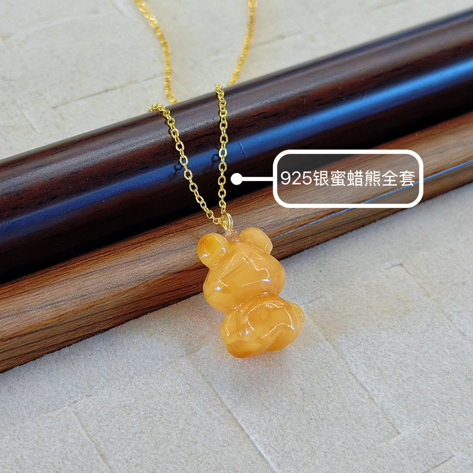 张太太蜜蜡小熊项链2026新款时尚饰品女通体银吊坠轻奢高级颈链