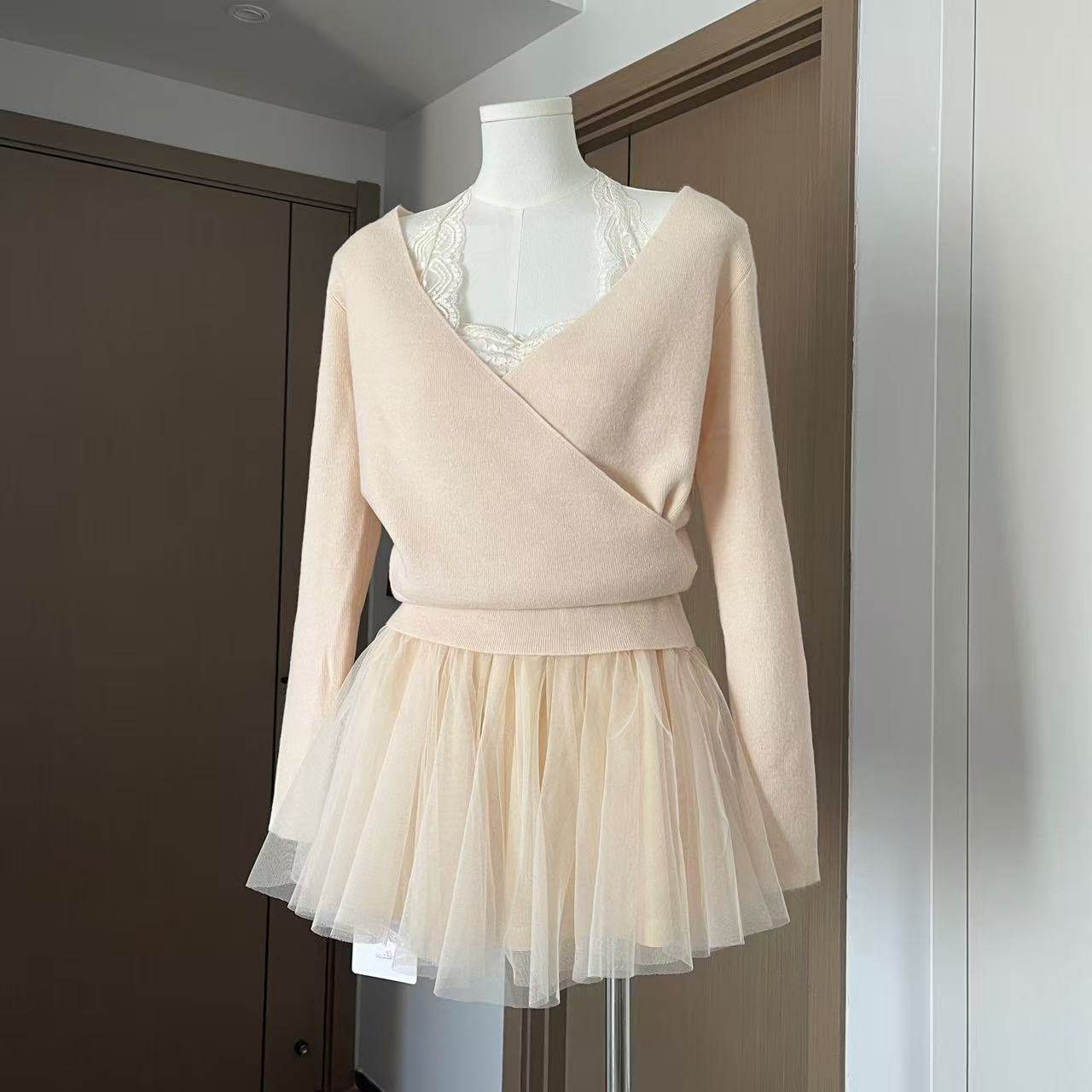 Lukira纯欲悸动粉色交叉V领露肩针织衫毛衣女秋冬蝙蝠袖上衣,女装/女士精品,毛衣,淘宝优惠券,粉丝福利购,淘宝优惠卷