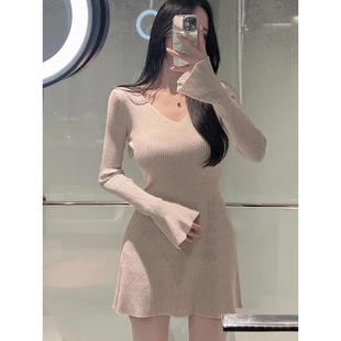 韩国东大门新品 纯欲 女人味 巨好看喇叭袖v领掐腰针织连衣裙女