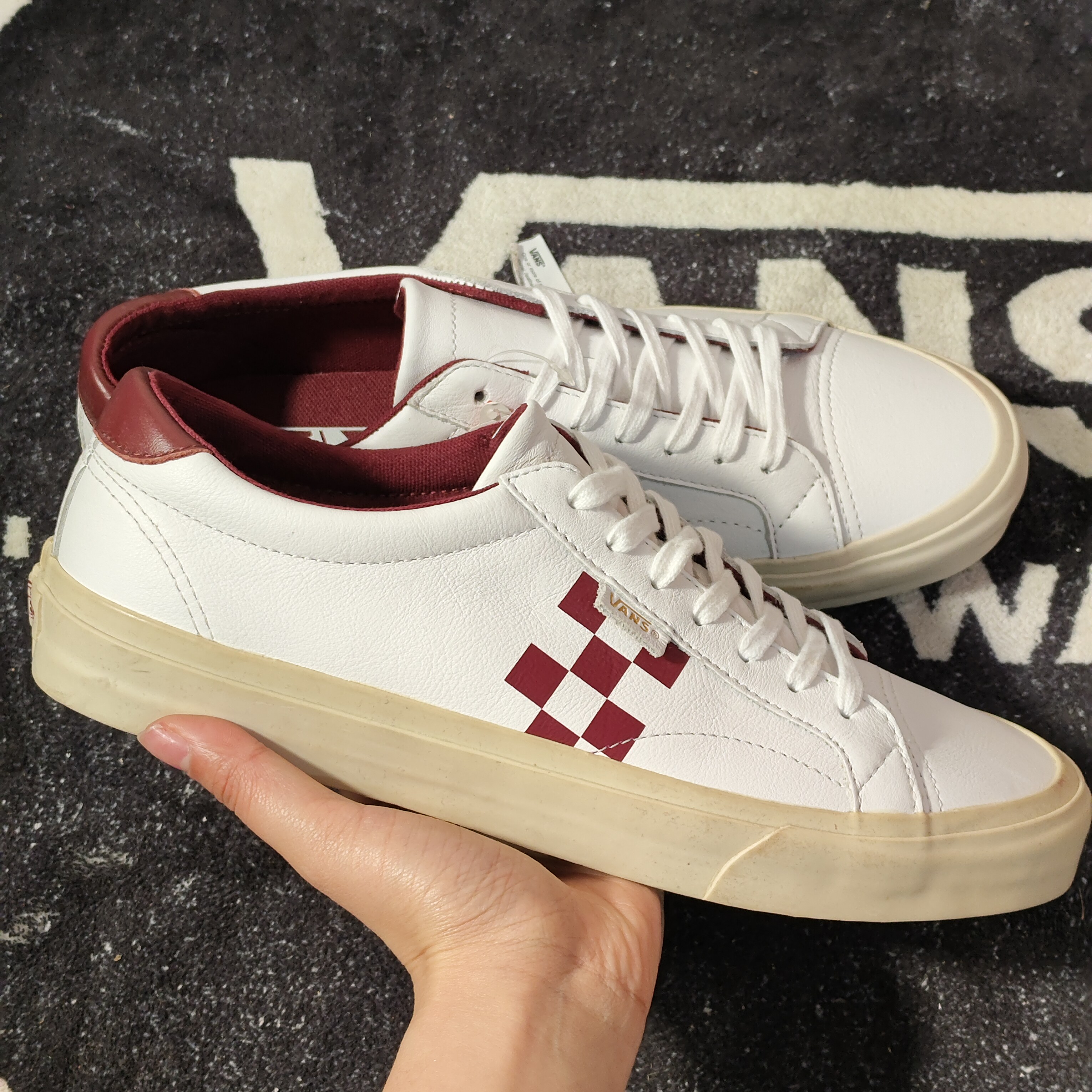 Vans Court 白红棋盘格低帮休闲板鞋 VN0A2Z5NQFE