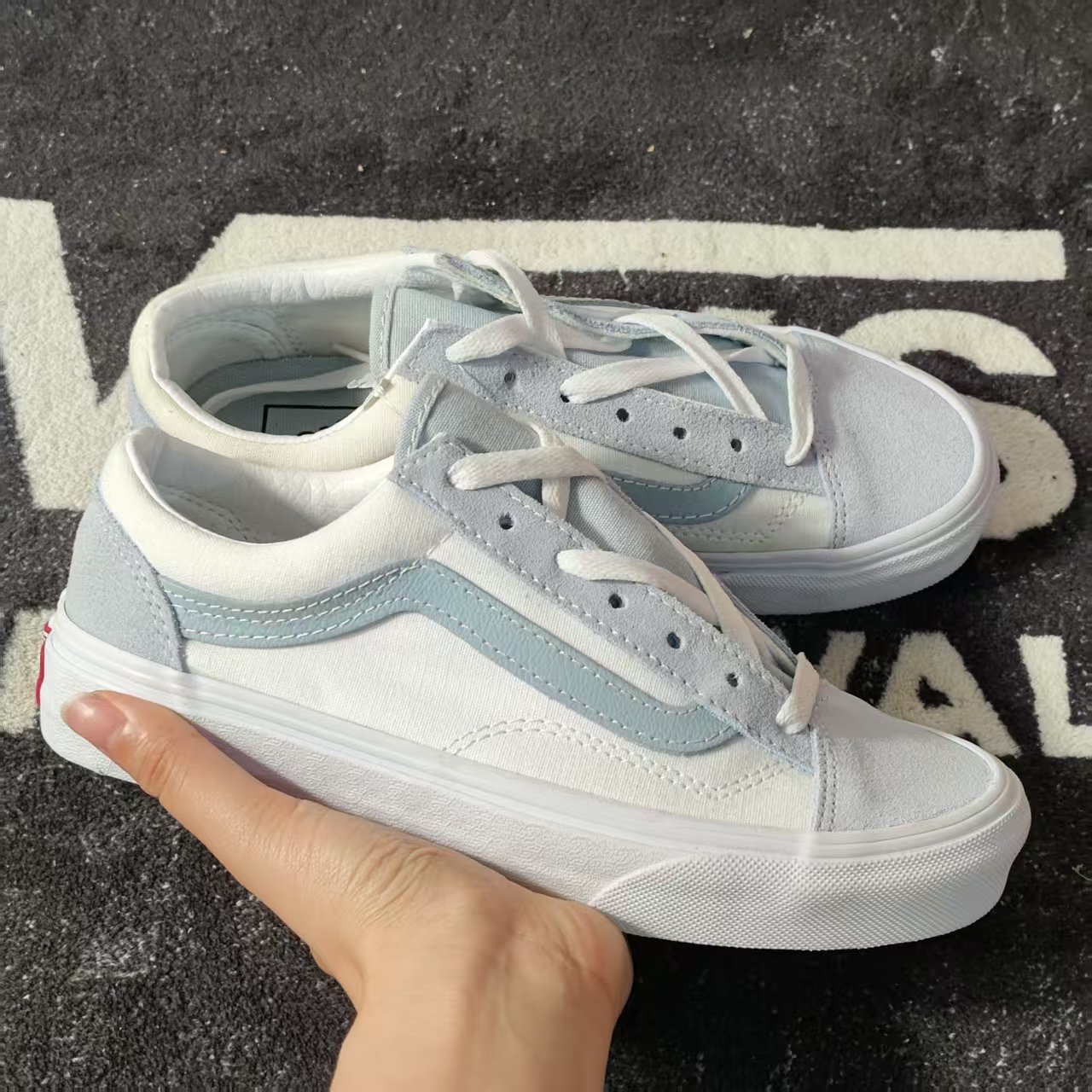 断码特价Vans Oldskool浅蓝白拼色帆布鞋清新百搭女款VN0A54F69LY