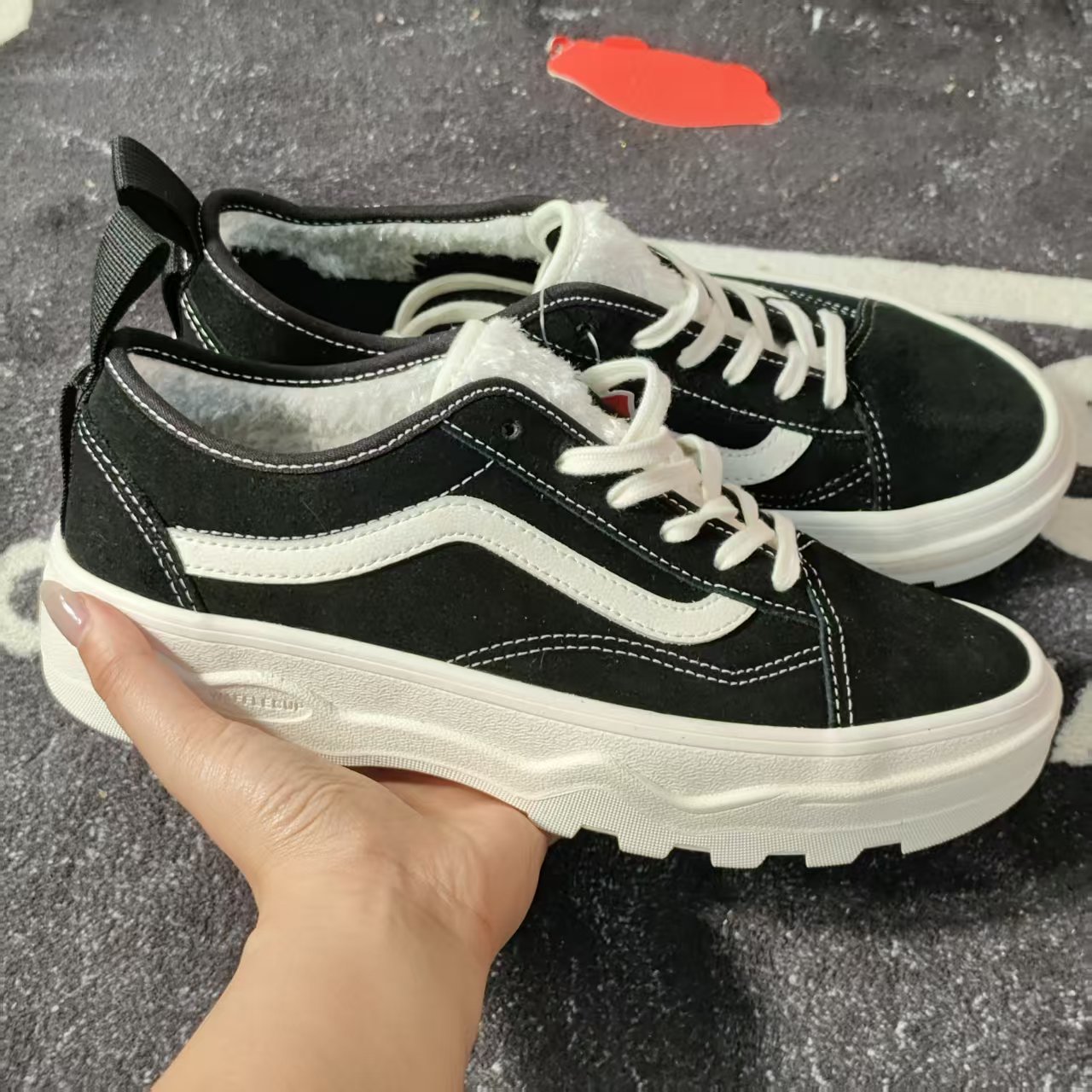 Vans Old Skool黑白加绒厚底锯齿底保暖休闲板鞋 VN0A4BVMBLK