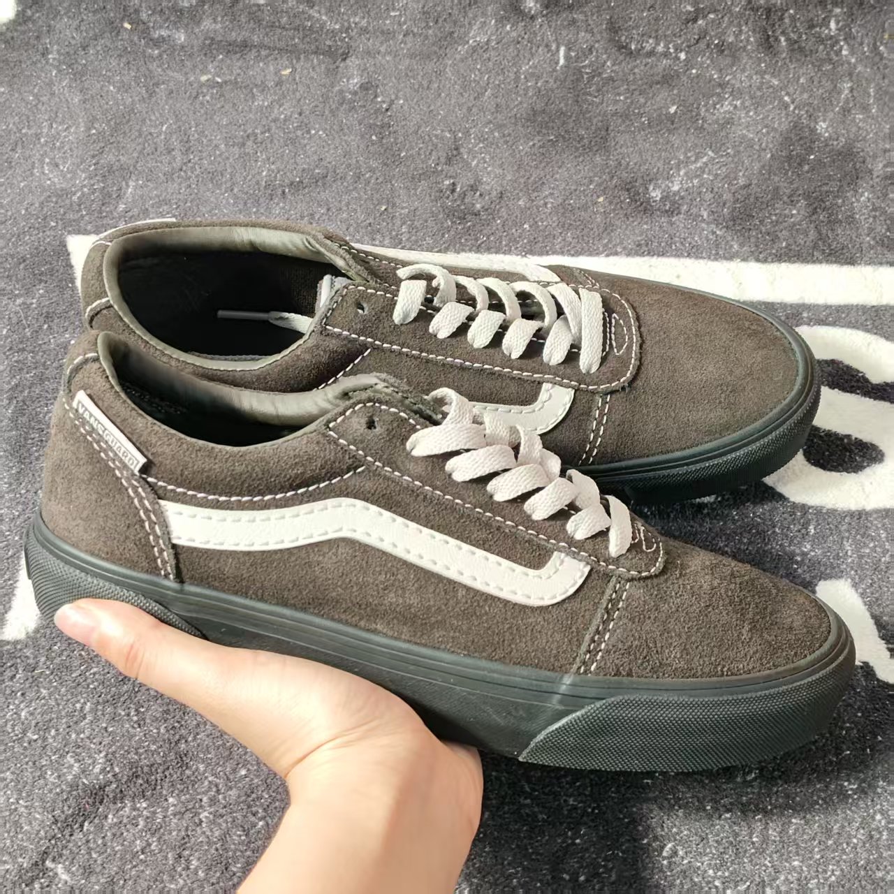 断码特价深咖麂皮VansOldSkool黑底白条纹低帮滑板鞋VN000CZFCFB
