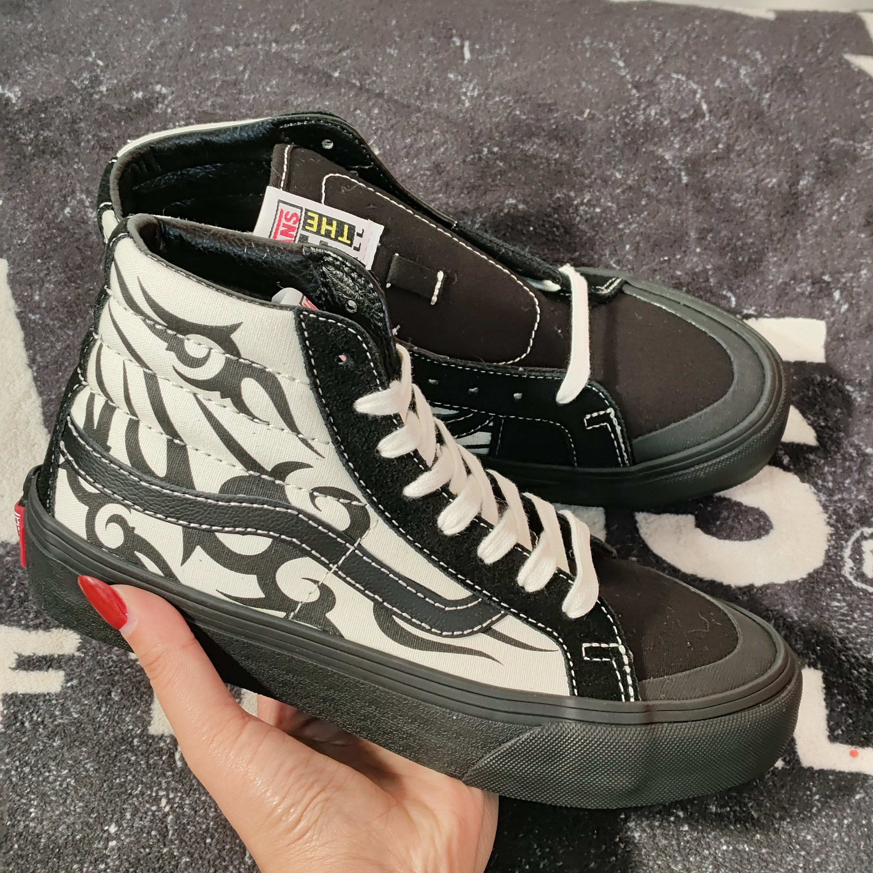 Vans Sk8-Hi 黑白图腾高帮板鞋 VN0A3ZCETU5 男女休闲帆布鞋