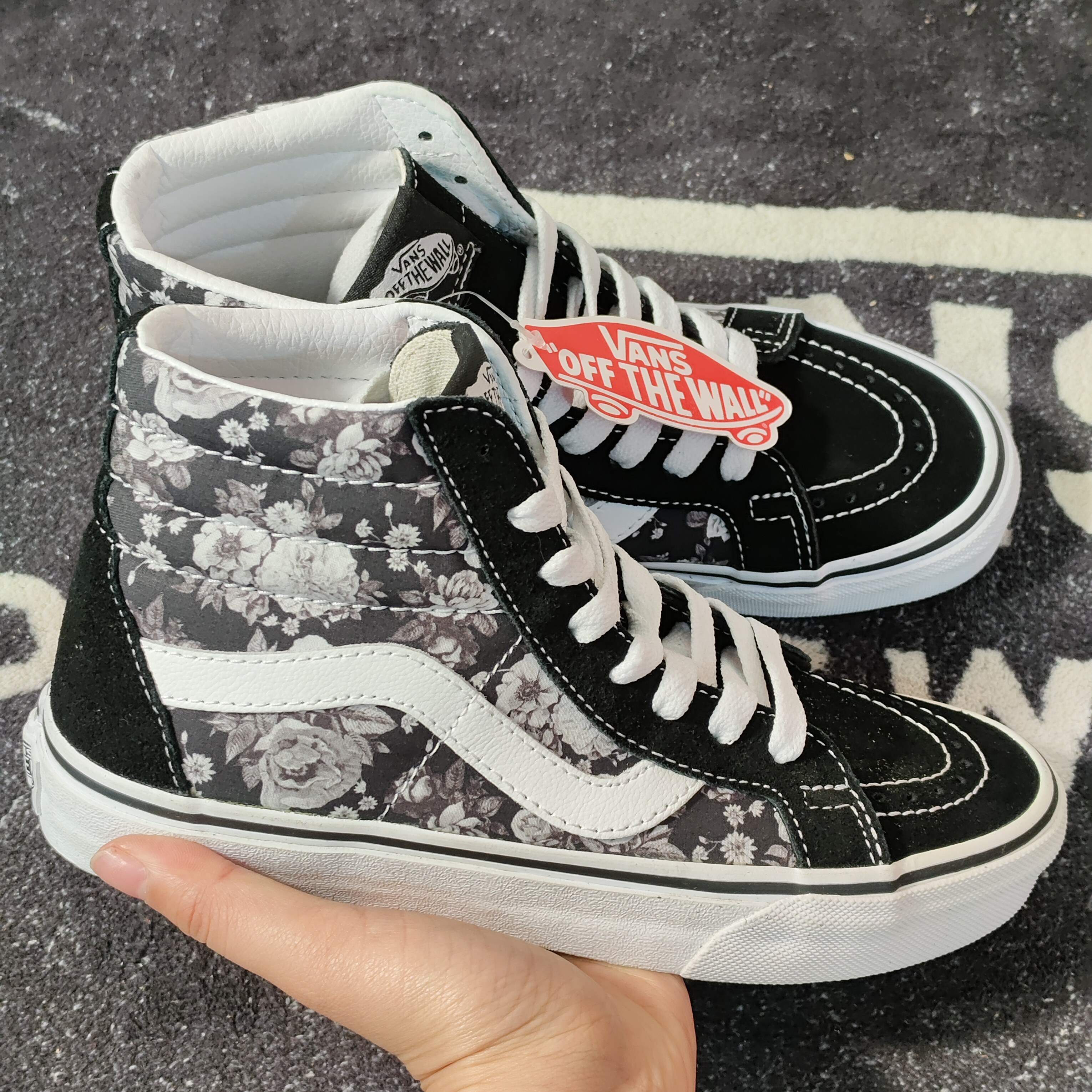 - Vans范斯SK8-HI黑白玫瑰印花高帮休闲板鞋VN0A4BV8TY9