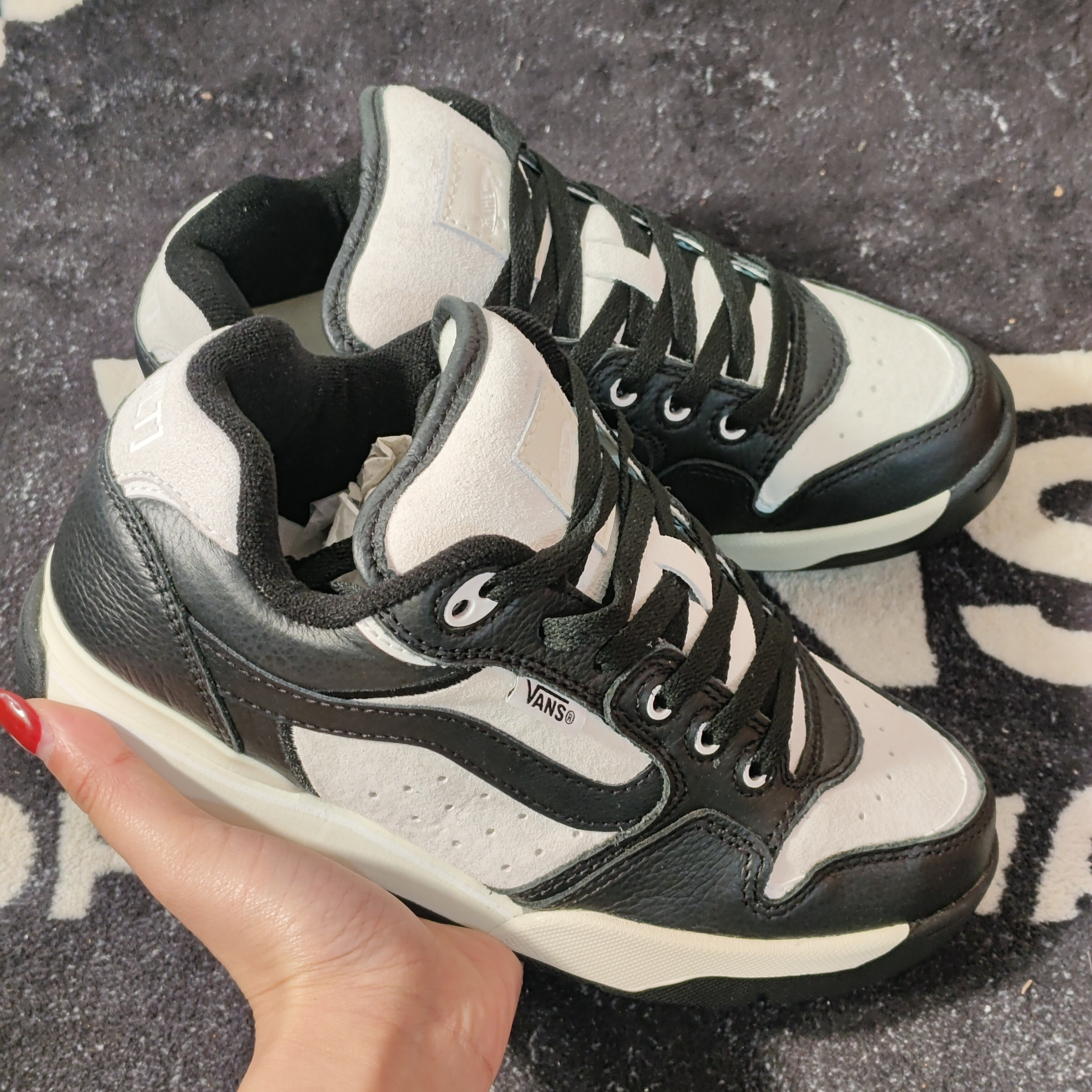 Vans 黑白中帮复古板鞋 男女同款休闲运动鞋 VN000CQFINK