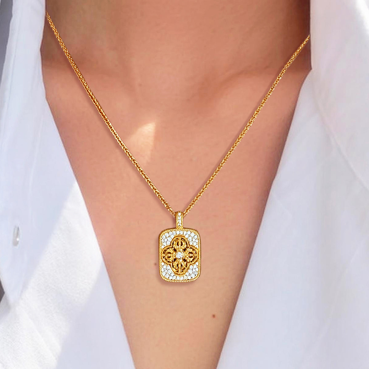 金色满钻四叶草方牌项链女不掉色无事牌吊坠高级感轻奢锁骨毛衣链