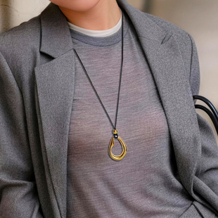 韩系ins简约黑色皮绳项链女长款圆环吊坠轻奢高级感毛衣链配饰品