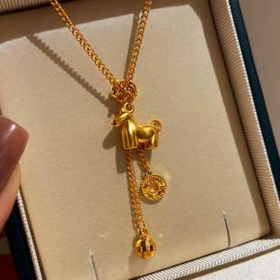 马上有钱小马吊坠沙金色项链女高级感生肖马本命年长款锁骨毛衣链