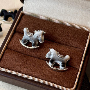 黑色小马耳环女2026新款爆款高级感轻奢耳钉独特好看新年气质耳饰