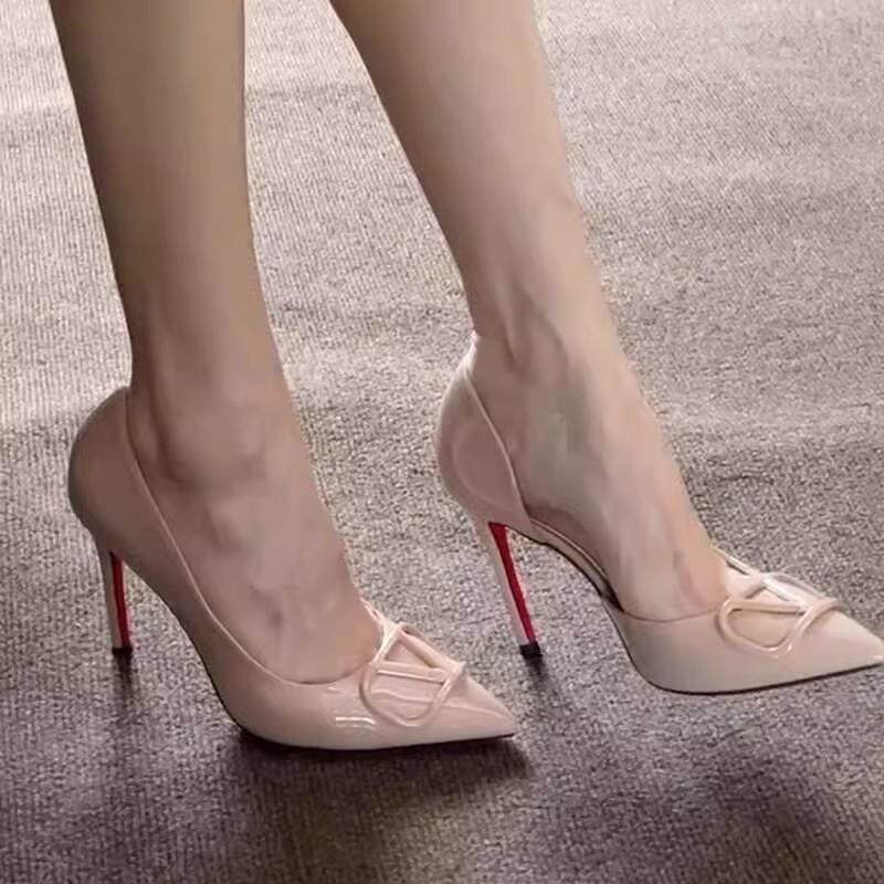 2026新款细跟尖头漆皮名媛高跟鞋 V扣侧空红底裸色浅口气质单鞋女