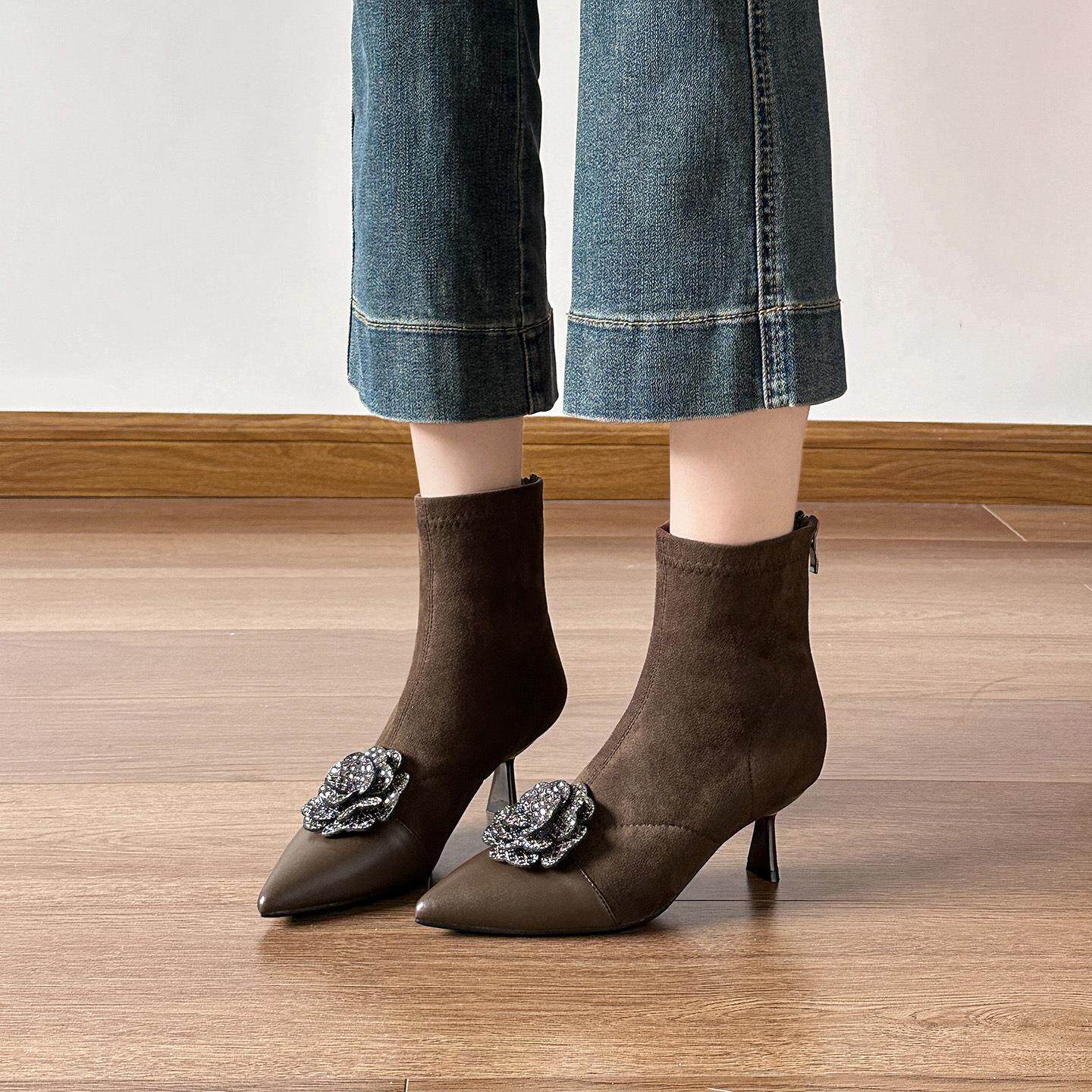 高跟短靴女2026新款冬季尖头细跟切尔西女靴水钻花朵中筒女士靴子