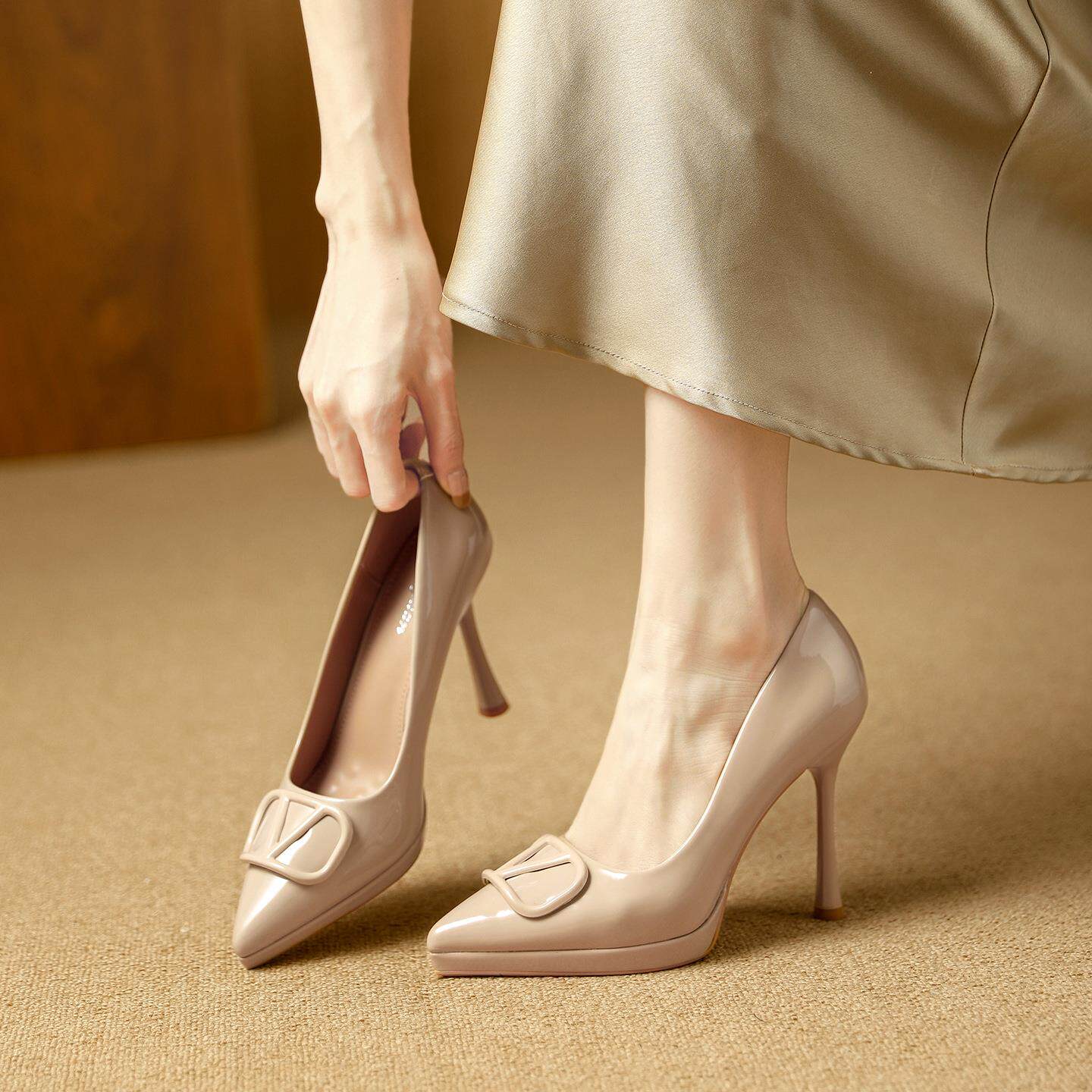 不累脚防水台裸色高跟鞋2026春秋季新款法式V扣尖头漆皮浅口单鞋