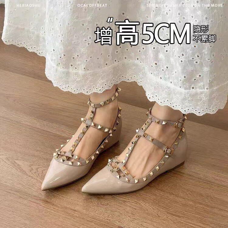 内增高女鞋V家铆钉尖头漆皮单鞋25开春新款性感脚环T型扣带平底鞋