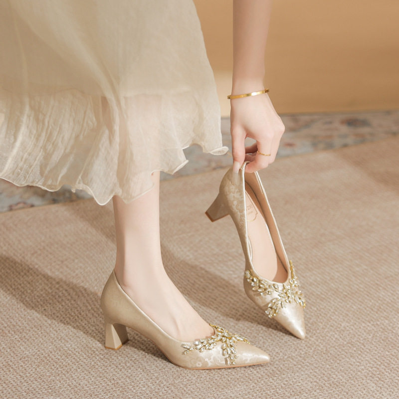 新中式高跟鞋女高级感2026夏新款水钻浅口尖头粗跟不累脚国风单鞋