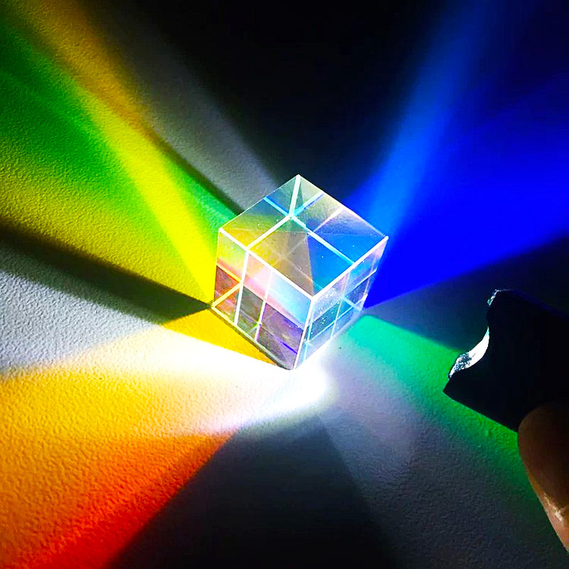 水晶魔方，折射不同光彩