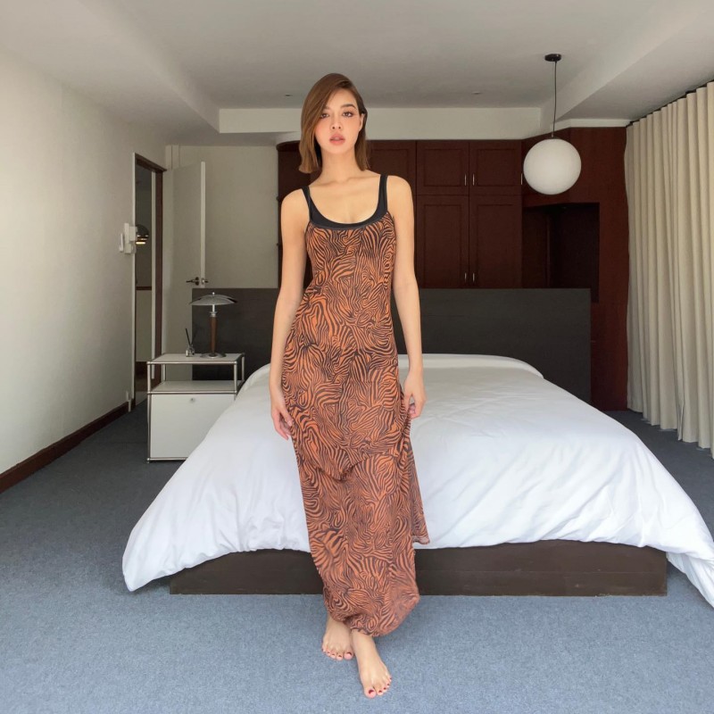 欧美辣妹2024夏季新款时尚条纹印花无袖圆领吊带修身女长款连衣裙