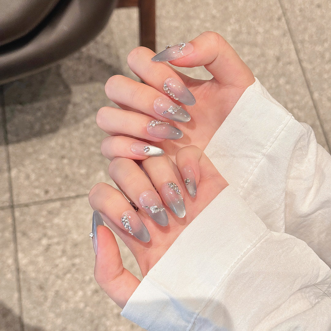 灰蓝碎钻法式爆闪冰透手工穿戴甲