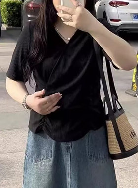 2026年新女装设计感正肩V领短袖T恤夏季胖m遮肚子显瘦不规则上衣
