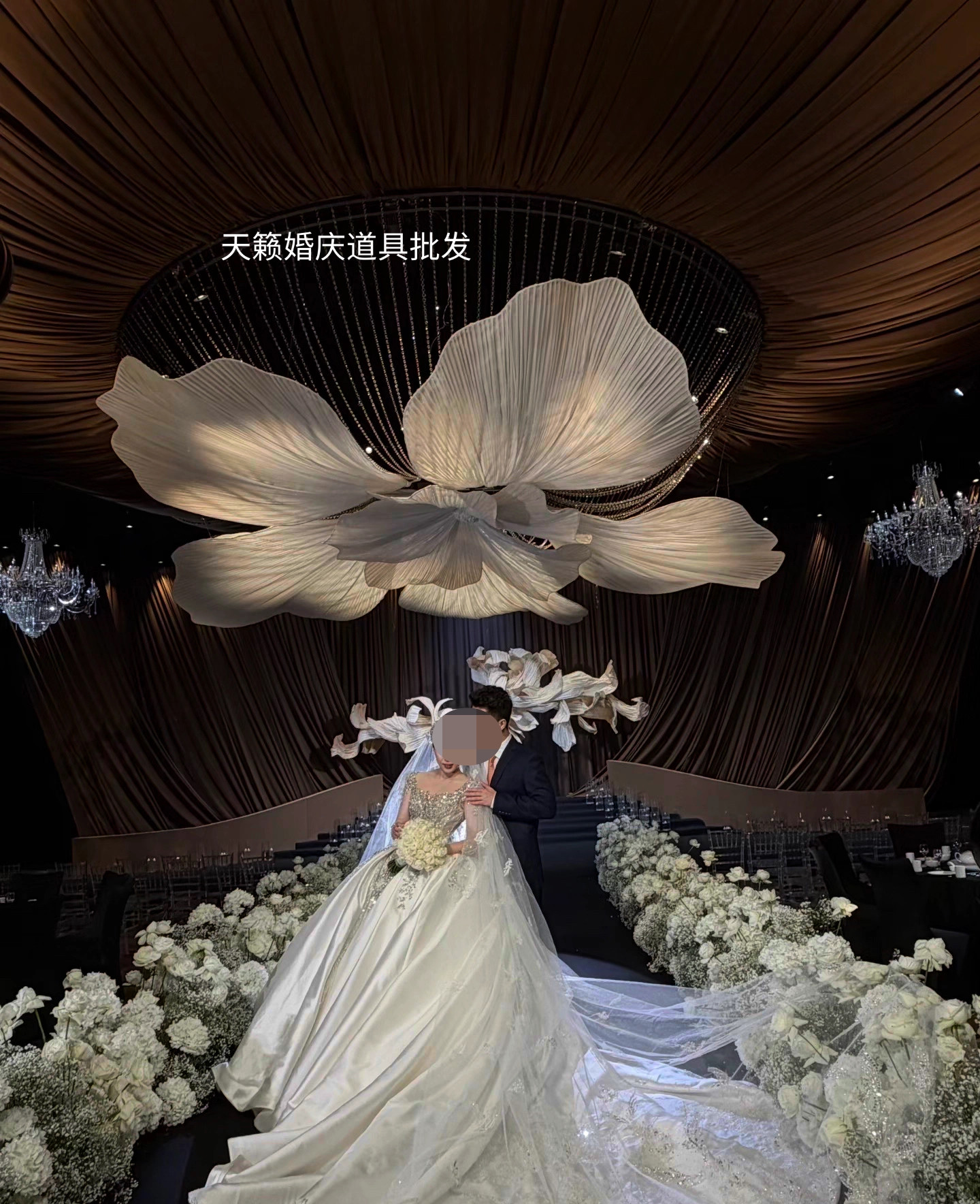 婚礼堂花瓣飘带宴会厅主吊顶背景铁艺布艺大花定制白色大型仿真花
